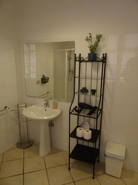 A bathroom at Linnéa Roma Centro A