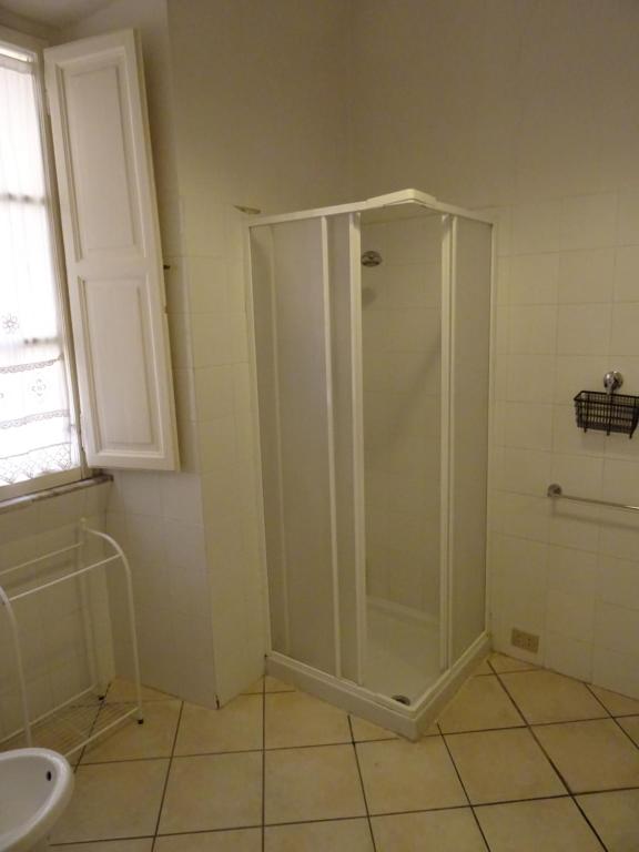 A bathroom at Linnéa Roma Centro A