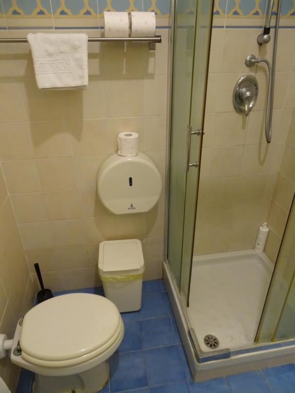 A bathroom at Linnéa Roma Centro A