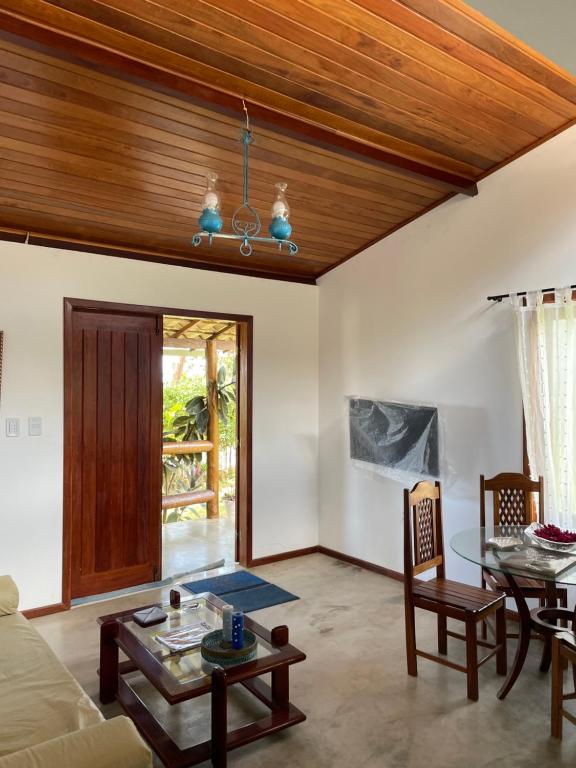 ein Wohnzimmer mit einem Sofa und einem Tisch in der Unterkunft Casa paradise perto da praia Guarajuba - BA in Camassari