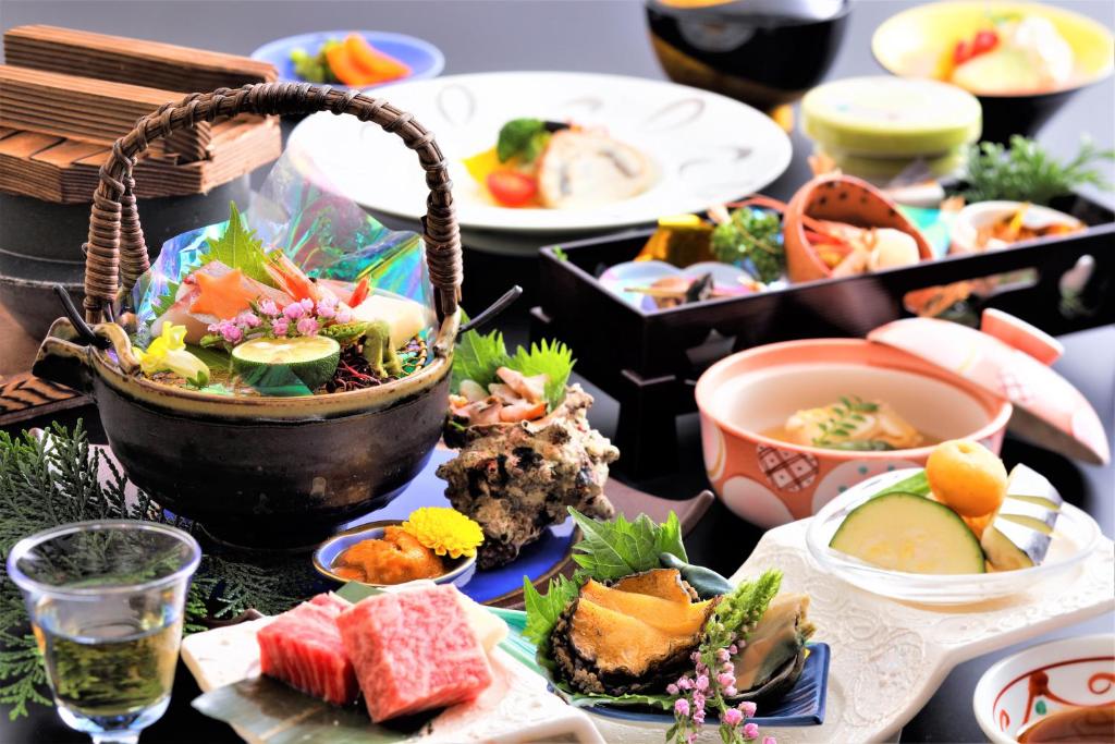 米子的住宿－憩亭菊萬，一张桌子,上面放着许多不同类型的食物