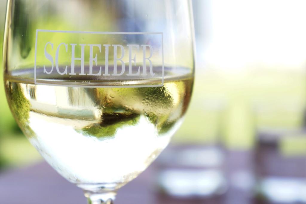SCHEIBER Wein & Gästehaus italokat is kínál