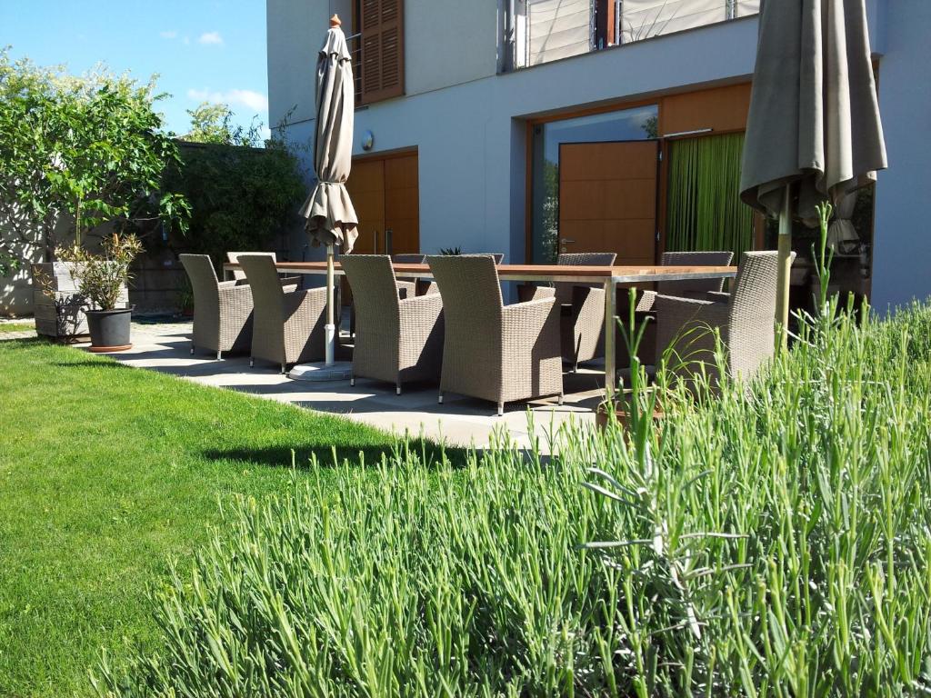 A garden outside SCHEIBER Wein & Gästehaus