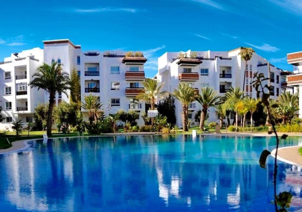 uma grande piscina em frente a um edifício em Luxury Appartement Marina Agadir em Agadir