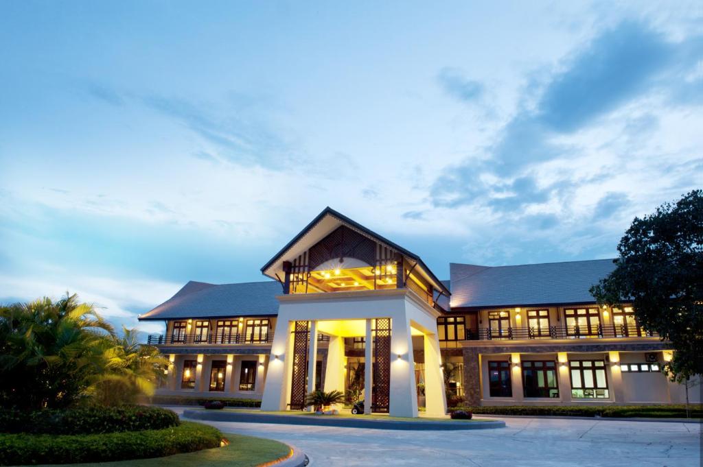 ein großes Gebäude mit vielen Fenstern in der Unterkunft Emerald Palace Hotel in Naypyidaw