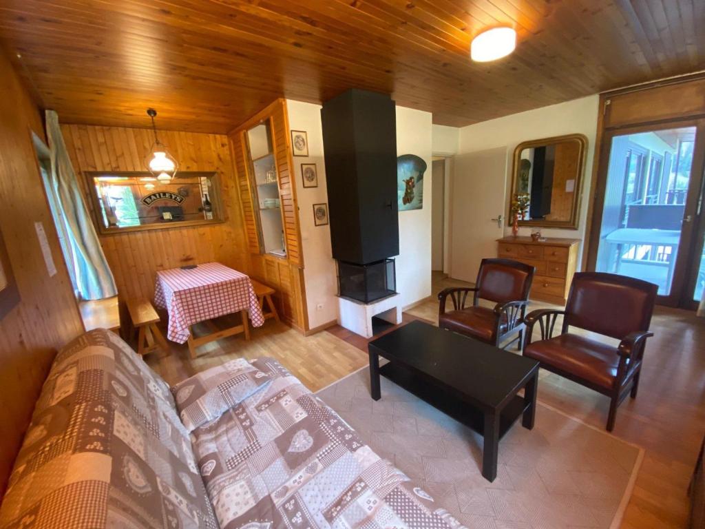 un salon avec un canapé et une table dans l'établissement Appartement au centre de La Clusaz avec balcon, ascenseur et casier à skis - FR-1-459-197, à La Clusaz