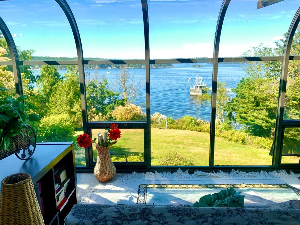 Ocean view 5 bedrooms and karaoke & movie room, North Saanich (updated