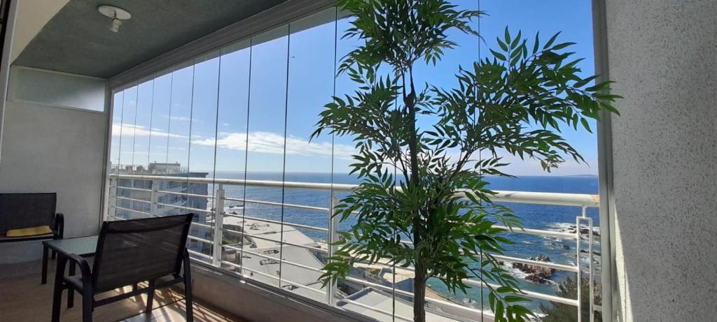 Cette chambre dispose d'une grande fenêtre offrant une vue sur l'océan. dans l'établissement Maravilloso departamento con vista panorámica., à Concón