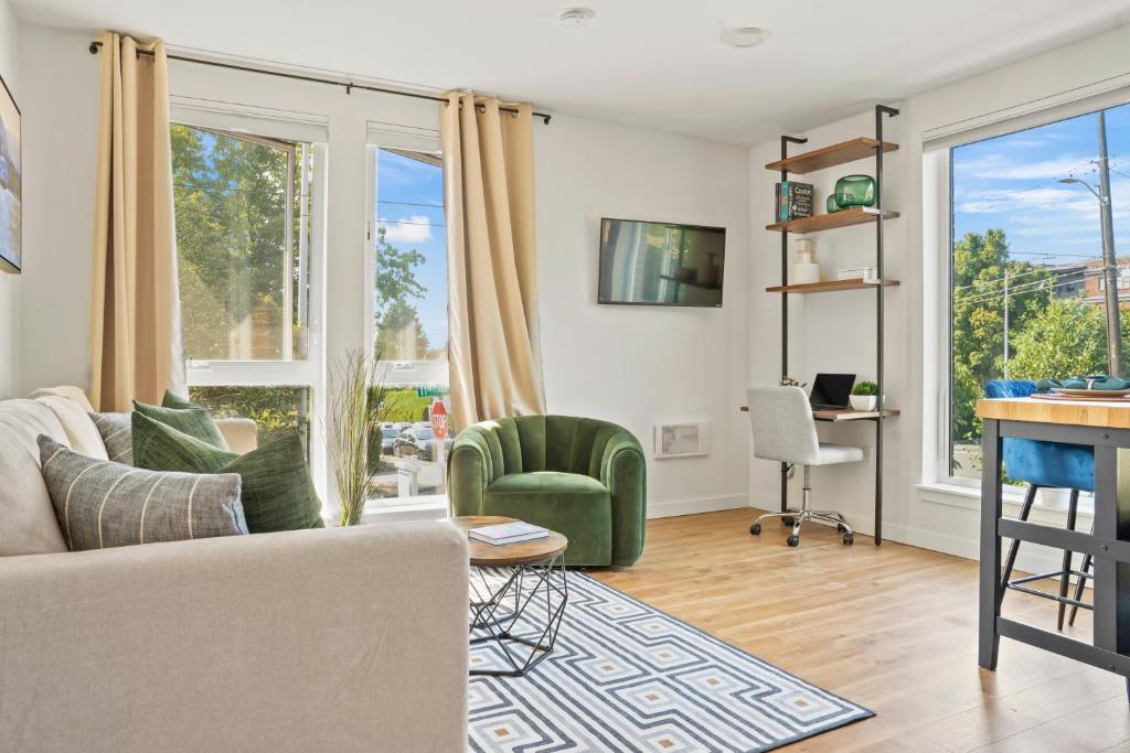 uma sala de estar com um sofá e uma cadeira em NEW Bright Capitol Hill Condo, Great Location Views em Seattle