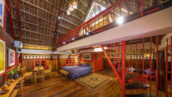 sypialnia z łóżkiem piętrowym i schodami w obiekcie Mường Retreat- Nghỉ dưỡng xanh trong Bảo tàng Văn hóa Nghệ thuật,Hòa Bình w mieście Quỳnh Lâm
