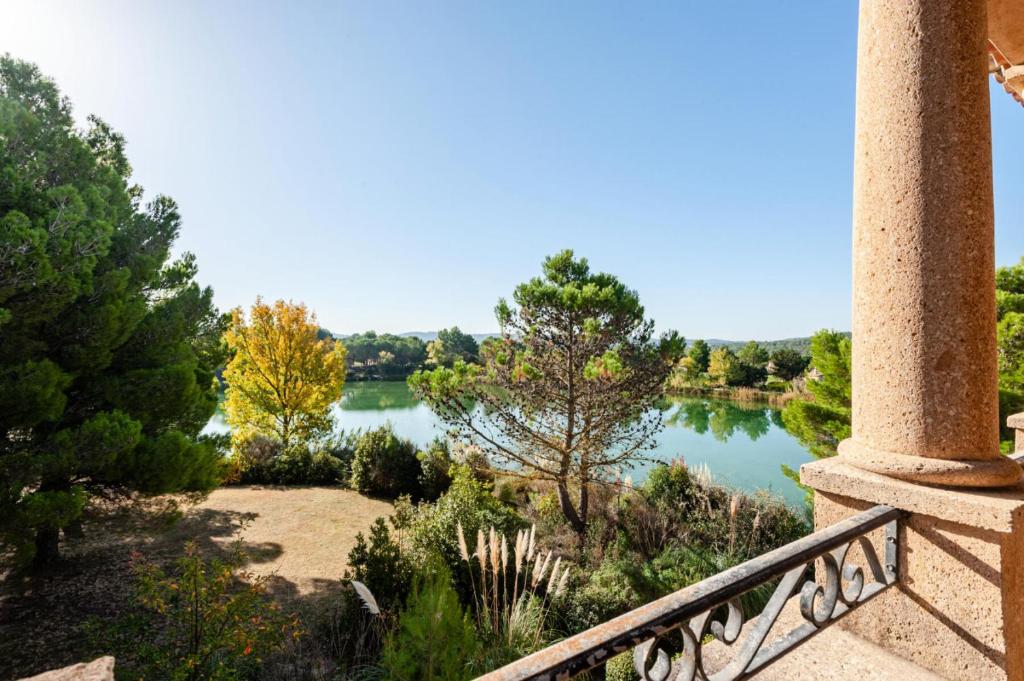 d'un balcon avec vue sur le lac. dans l'établissement Village Pont Royal en Provence - maeva Home - Appartement 2 pièces 5 personnes - Sélection MAE-8624, à Mallemort
