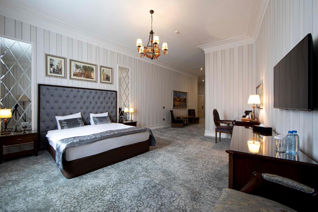 Postel nebo postele na pokoji v ubytování Sapphire City Hotel