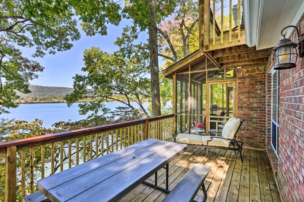 Ideal Chickamauga Lake Home and Dock and Fire Pit, SoddyDaisy (updated