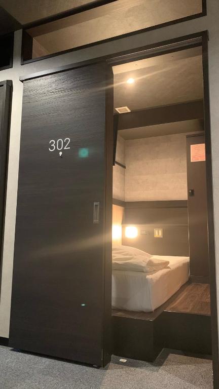 Postel nebo postele na pokoji v ubytování Hotel Capsule Inn Shizuoka