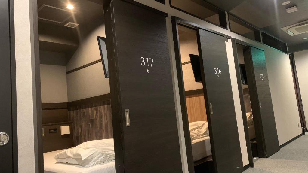 Postel nebo postele na pokoji v ubytování Hotel Capsule Inn Shizuoka