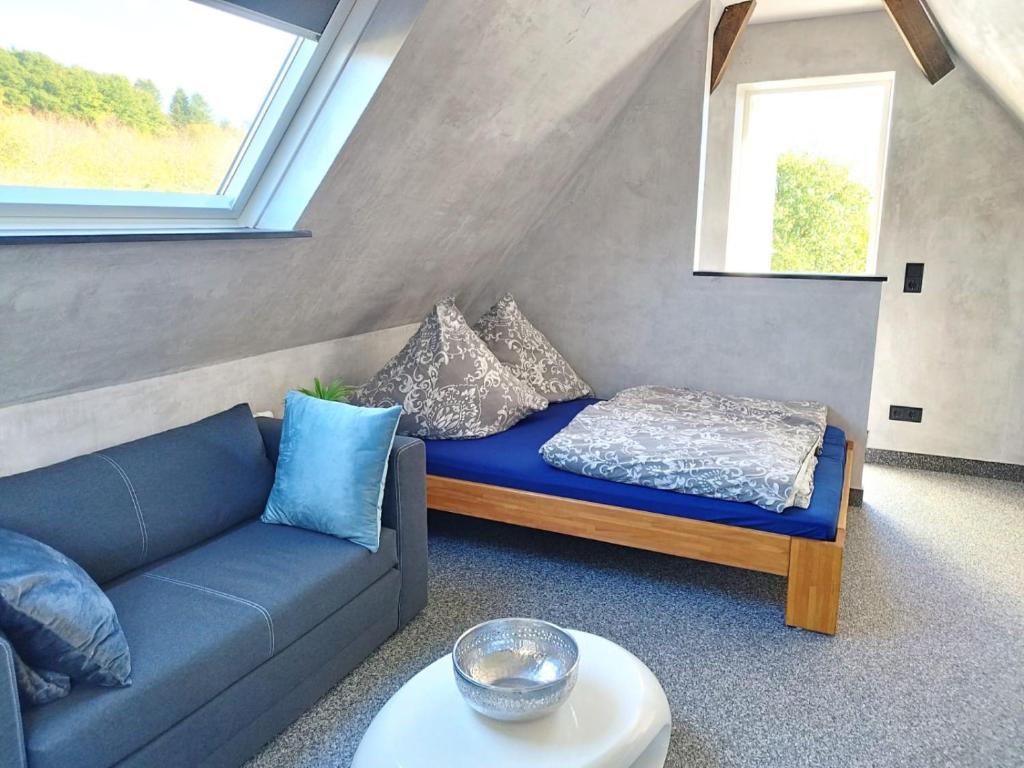 歐斯巴赫的住宿－Zum Aufstieg，带沙发和窗户的客厅