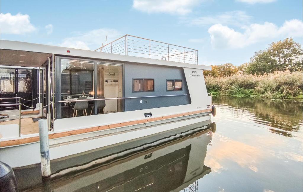 a houseboat on the water on a river at 1 Bedroom Amazing Ship In Havelsee Ot Ktzkow in Kützkow