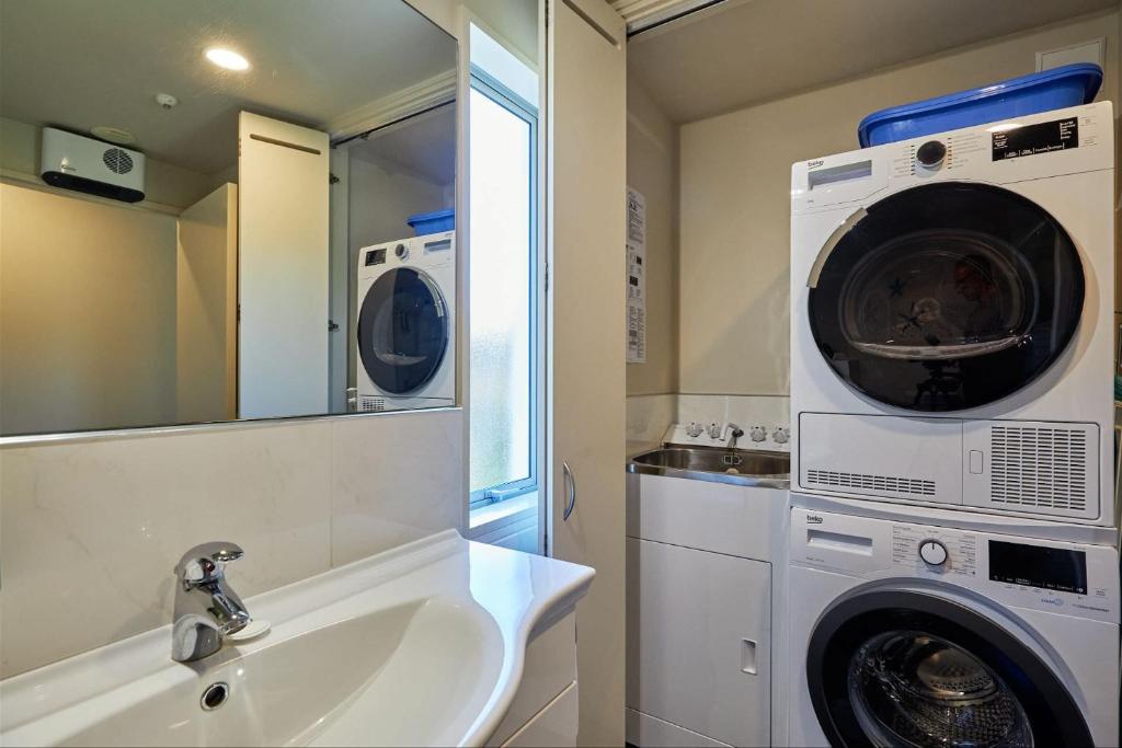 Waves on the Esplanade - Resim 18