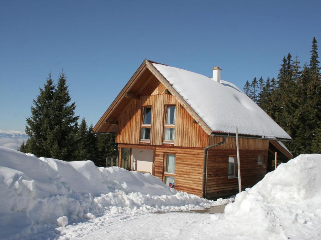 Mountain hut with sauna on the wine plain v zime