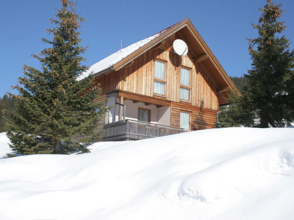 Mountain hut with sauna on the wine plain v zime