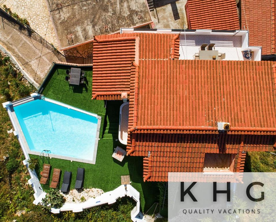 vista aerea di una casa con piscina di Villa Aliki with Infinity Pool at Kaminarata Village a Kaminaráta