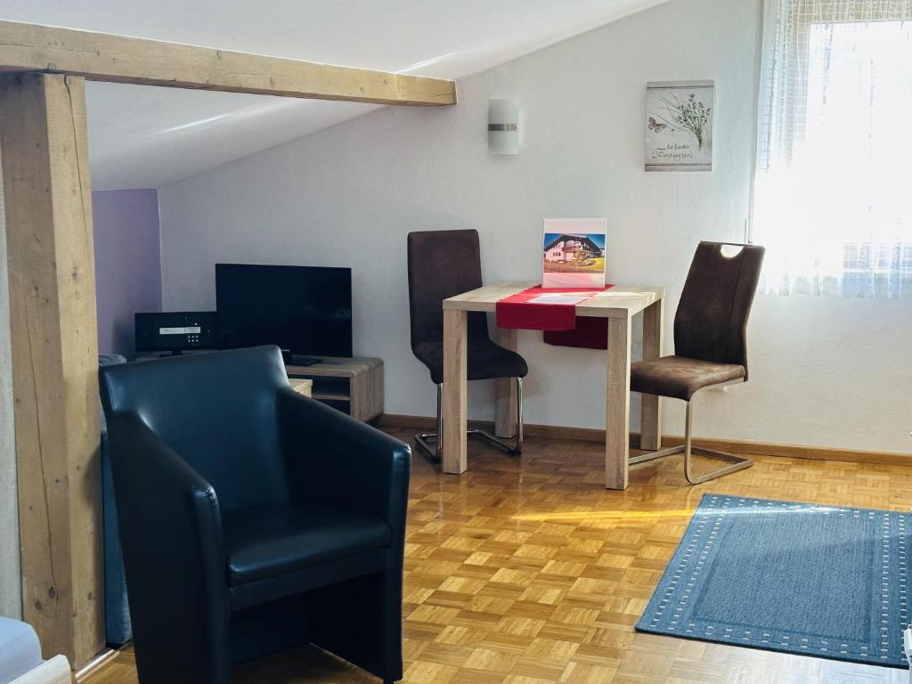 TV a/nebo společenská místnost v ubytování Ferienwohnungen Bachblick