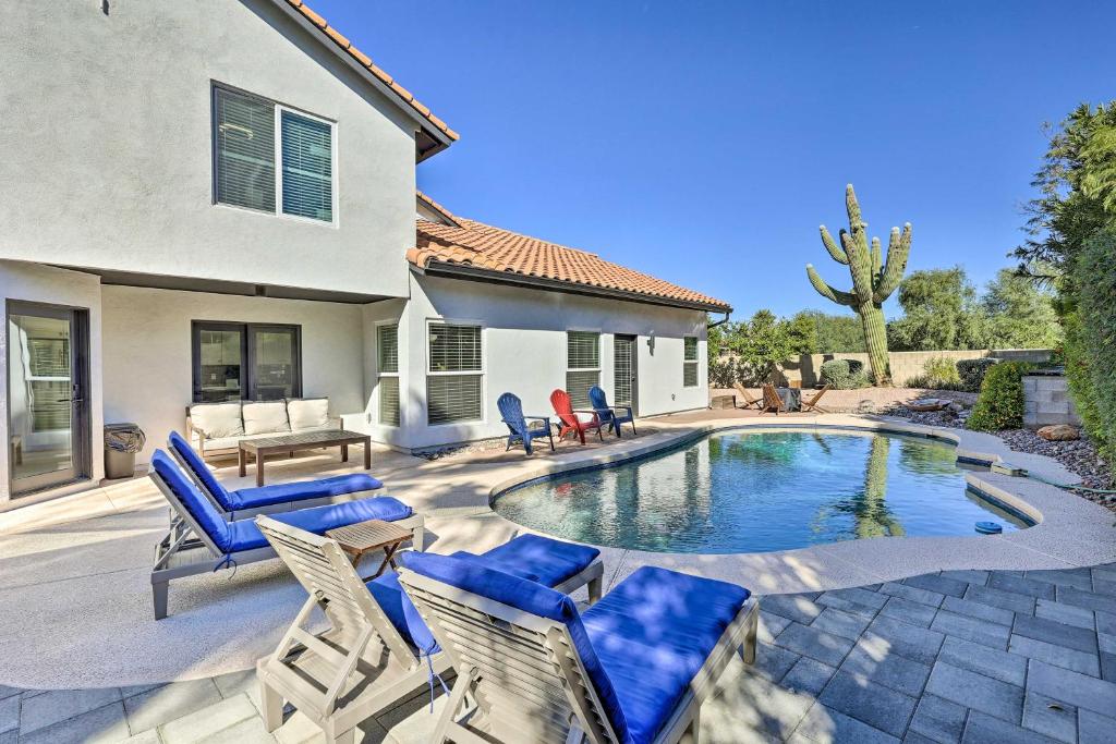 um quintal com piscina e cadeiras e uma casa em Scottsdale Oasis with Pool and Putting Green! em Scottsdale