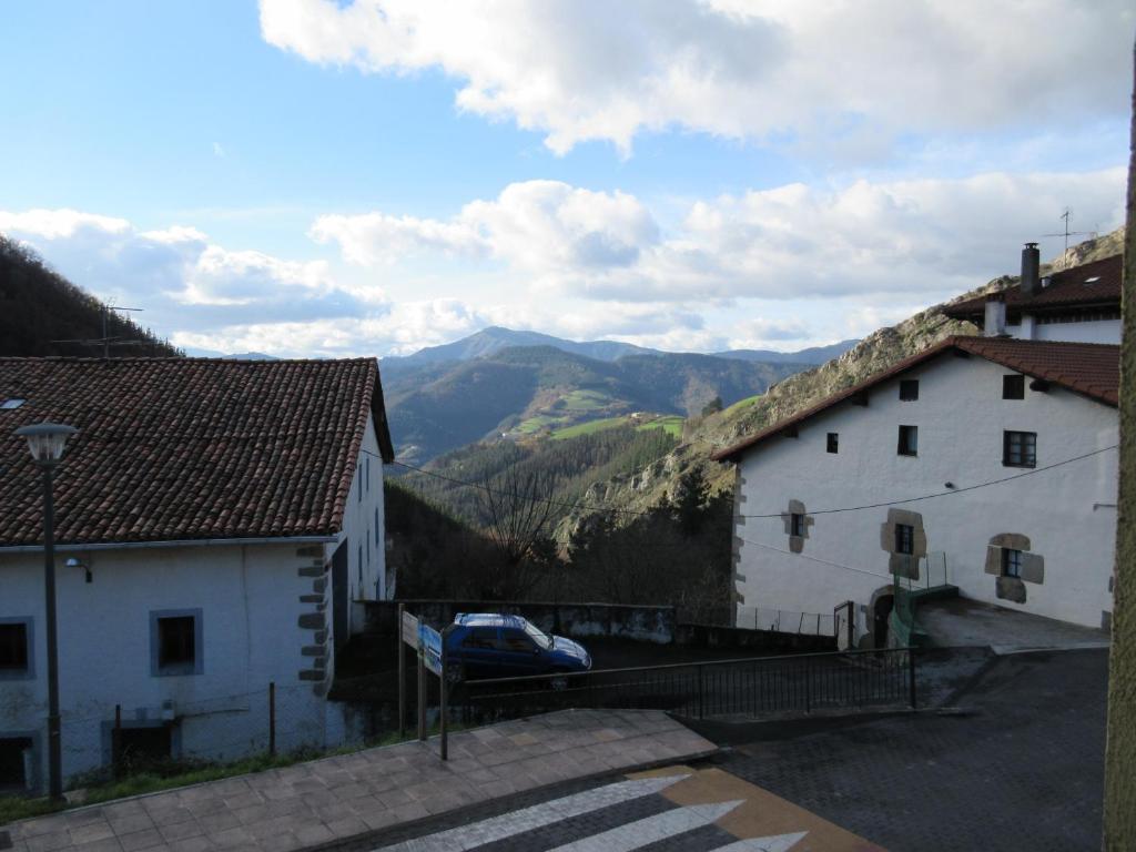 Nespecifikovaný výhled na hory nebo výhled na hory při pohledu z hostelu