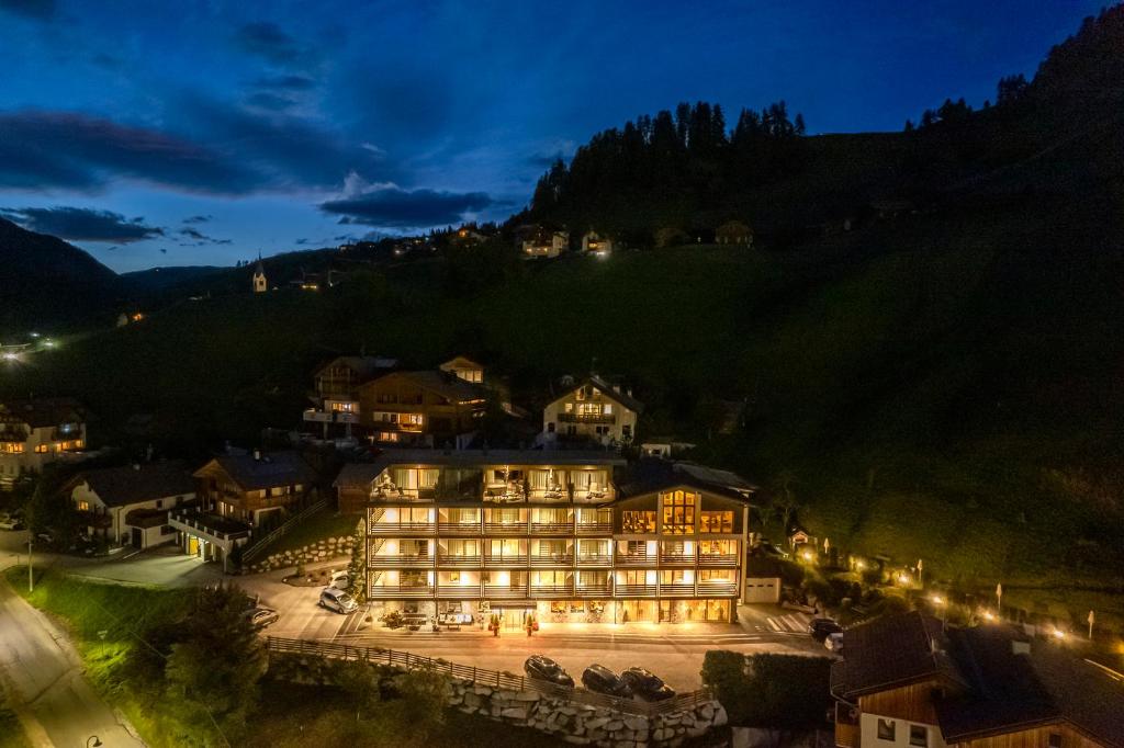 un gran edificio iluminado por la noche en Hotel Alcialc, en La Valle