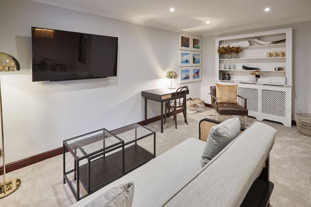 斯卡布羅的住宿－Host & Stay - The Fox，客厅配有沙发和墙上的电视
