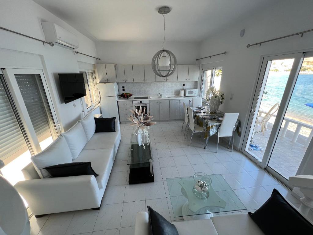 Telewizja i/lub zestaw kina domowego w obiekcie VILLA BLANCA