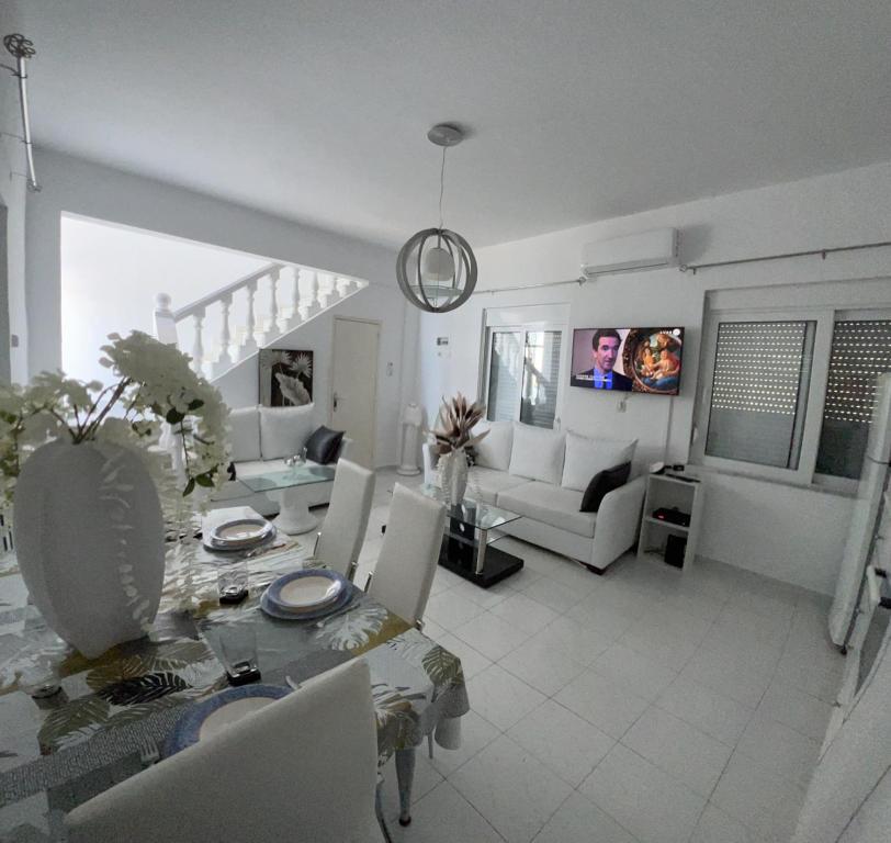 Telewizja i/lub zestaw kina domowego w obiekcie VILLA BLANCA