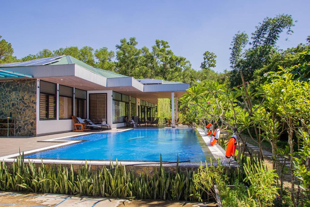 una casa con piscina frente a ella en Bella House, en Hue