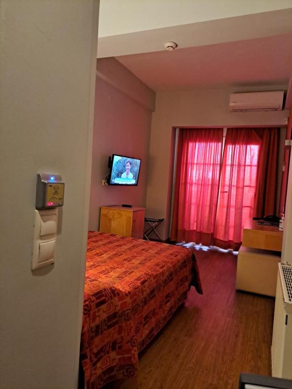 Kronos Hotel - Deluxe Single Room With Balcony