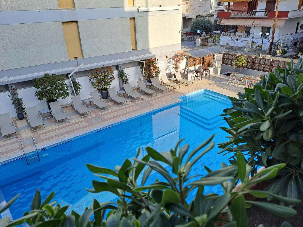 Bazén v ubytování Kronos Hotel nebo v jeho okolí