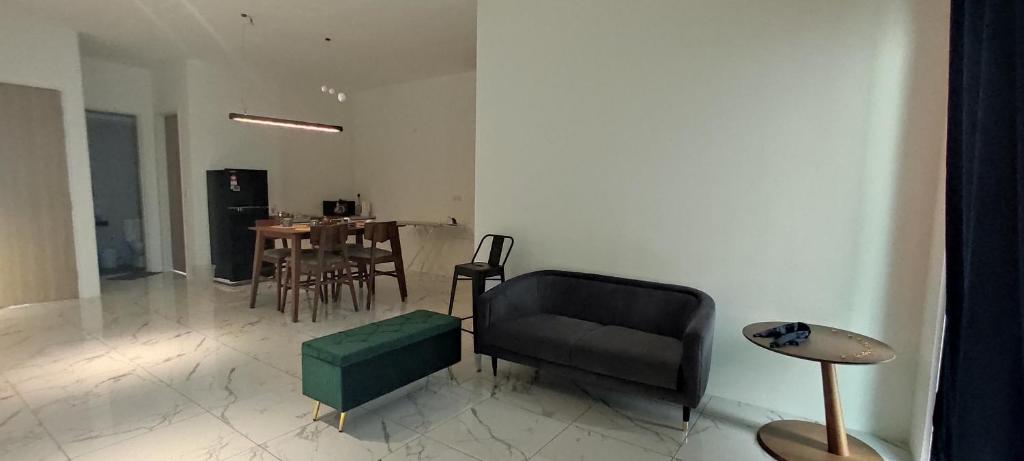 Posezení v ubytování Infinite Seaview with Penang Bridge Suite with Sunrise up to 11 person