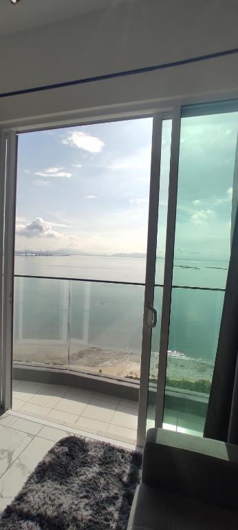 Balkón nebo terasa v ubytování Infinite Seaview with Penang Bridge Suite with Sunrise up to 11 person