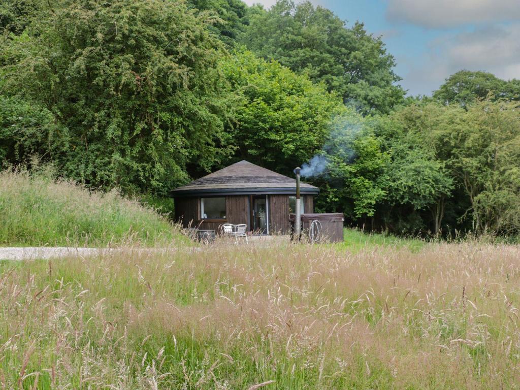 a small cabin in the middle of a field at Moss Bank, Jacobs Wood in Keighley