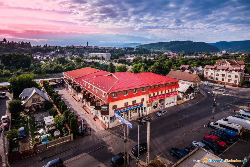 una vista aérea de una ciudad con techo rojo en Anomis en Cîmpulung