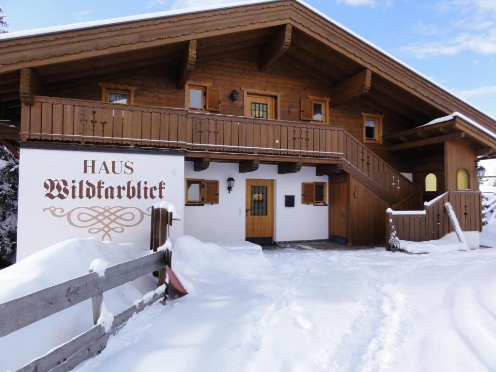 una cabaña de madera en la nieve en Haus Wildkarblick, en Krimml