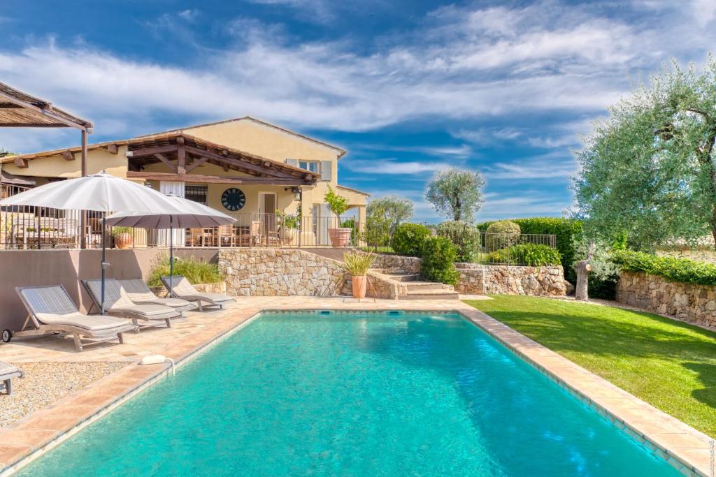 une piscine dans une cour avec une maison dans l'établissement Ma Maison à Valbonne - Villa Tainfony - 25min of MIPIM, à Valbonne