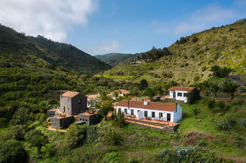 eine Luftansicht eines Hauses auf einem Hügel in der Unterkunft Las Casas del Chorro in Agulo