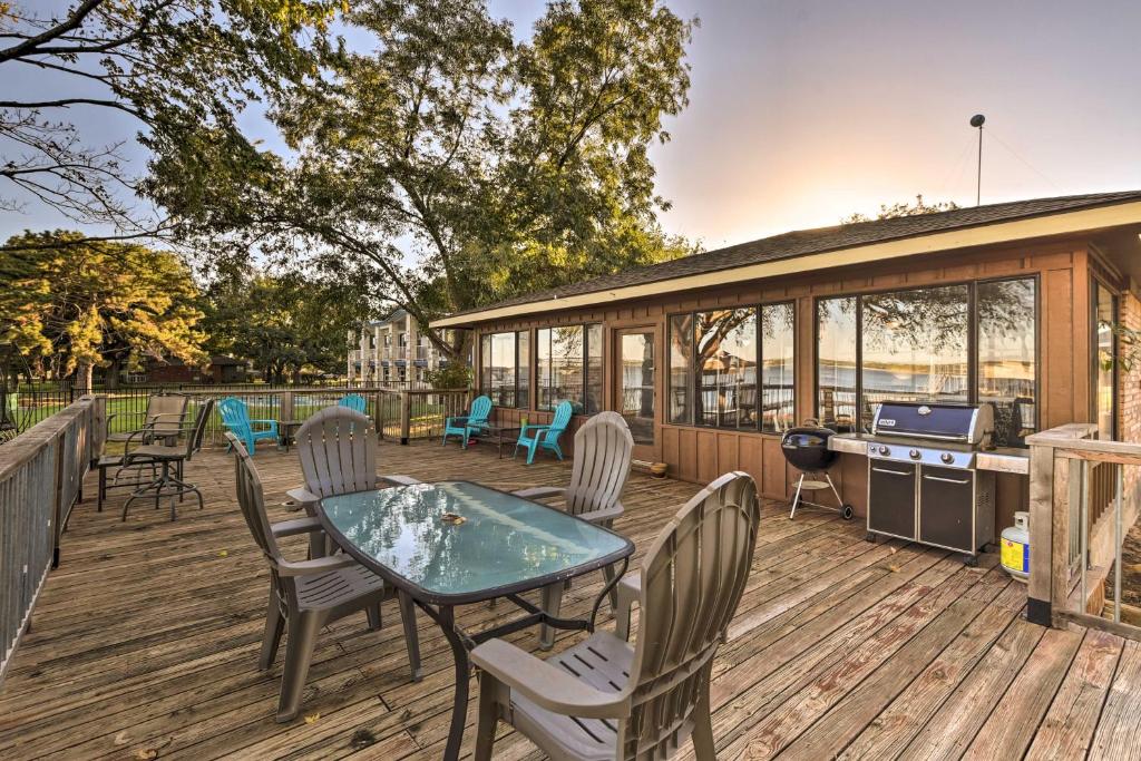 una terraza con mesa, sillas y parrilla en Lakefront Azle Home with Private Beach and Dock!, en Azle