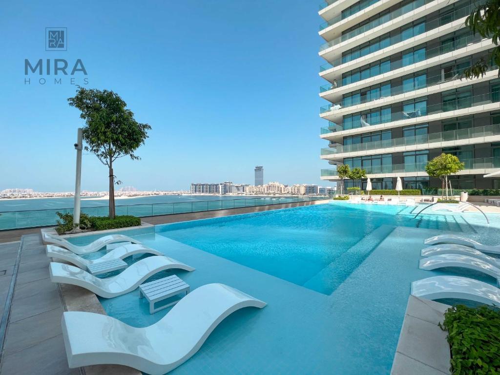 Bazén v ubytování Mira Holiday Homes - Newly 1 bedroom apartment with beach access nebo v jeho okolí