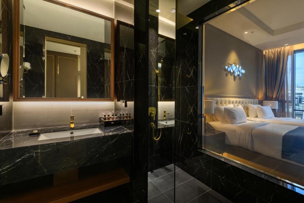 The Granite Luxury Hotel Penang - Premium Twin Room