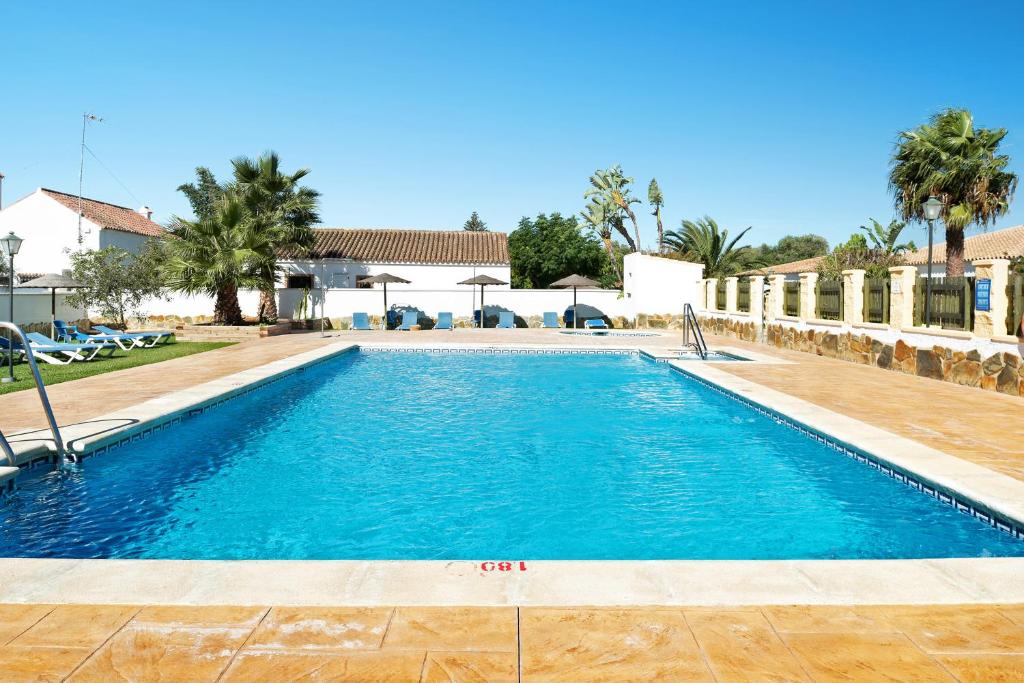 uma piscina numa villa com água azul em Casa Miguelin 4 em Zahora