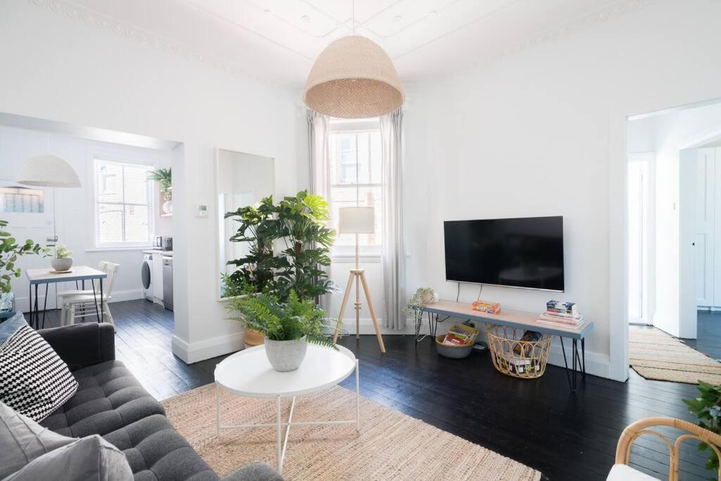 En TV eller et underholdningssystem på Beautiful 2BR Top Floor Bondi Beach Walk to Beach