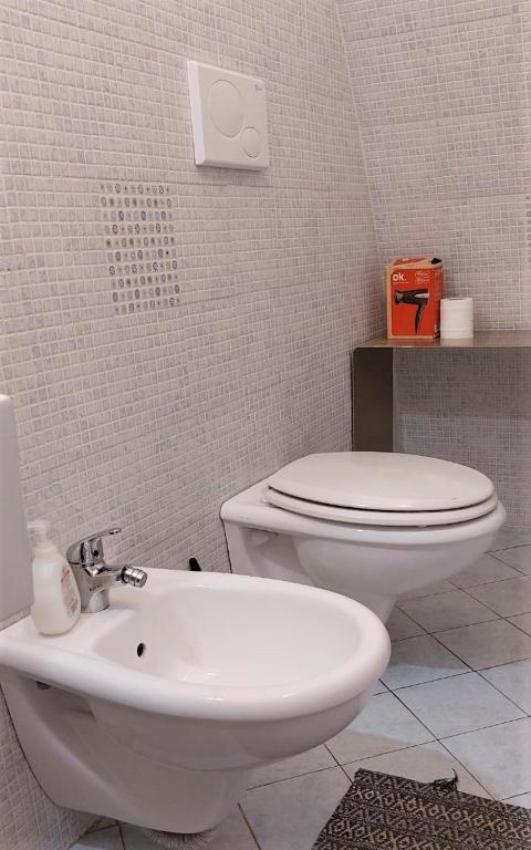 a bathroom with a white toilet and a sink at Bed & Breakfast Porta d'Oriente in Brindisi