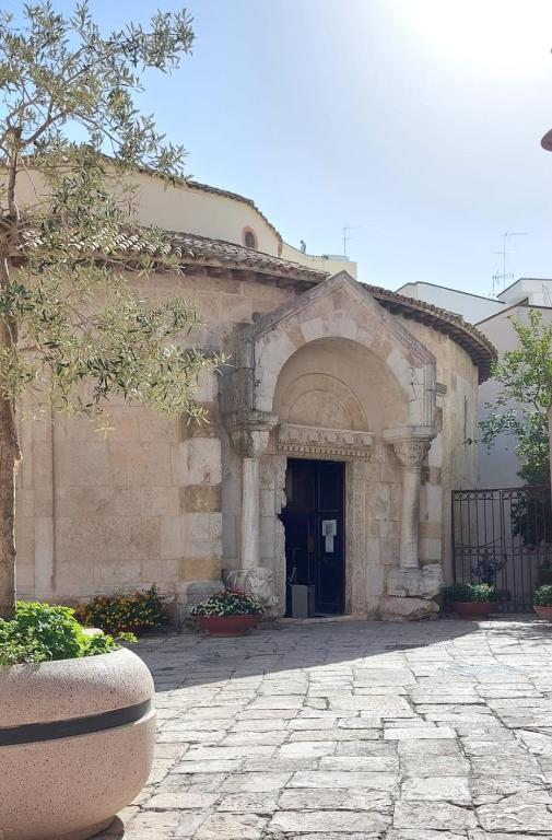 an old stone building with a black door at Bed & Breakfast Porta d'Oriente in Brindisi