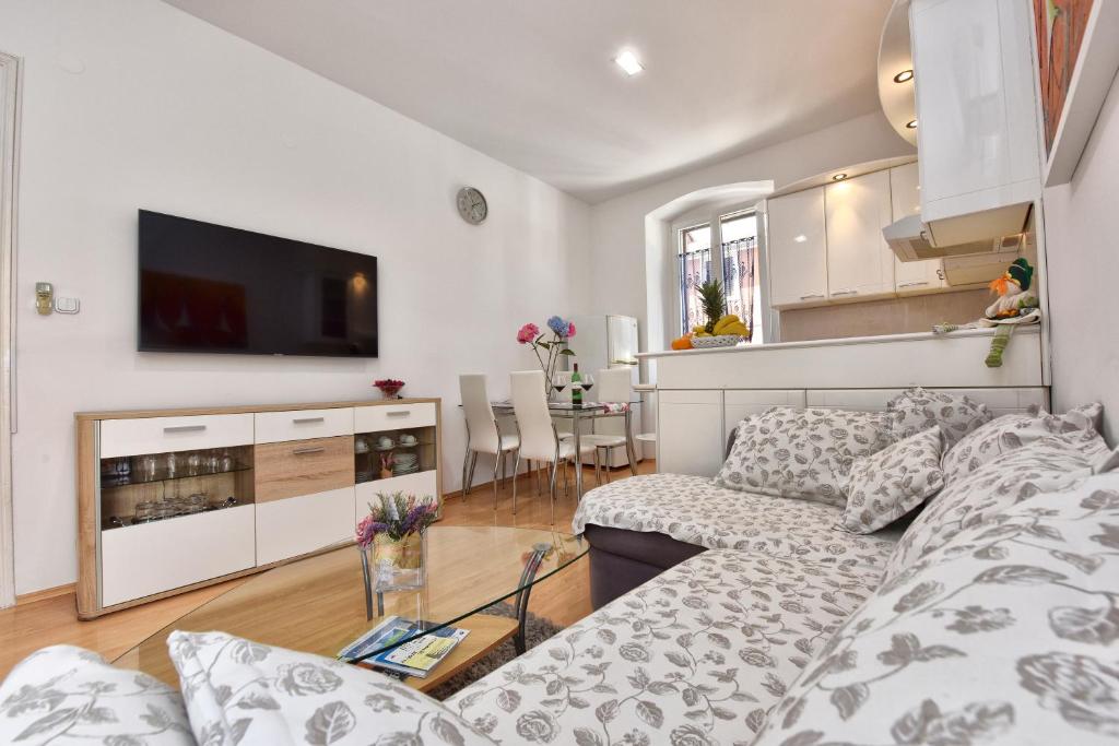 Aria two bedroom apartment with terrace in the center